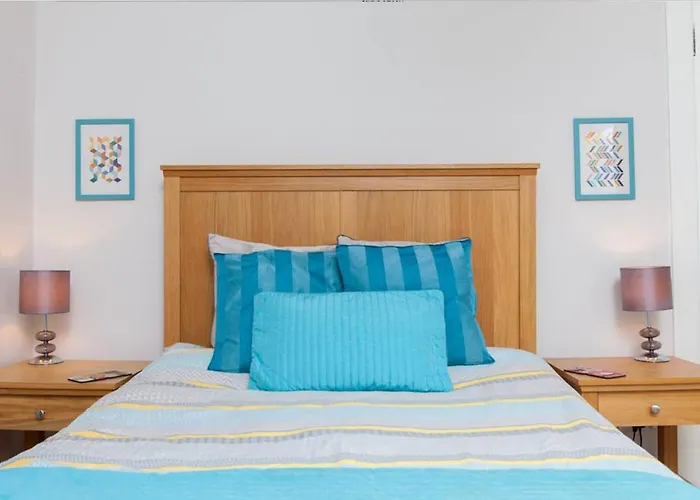 Bright And Modern Causewayside Apartment
