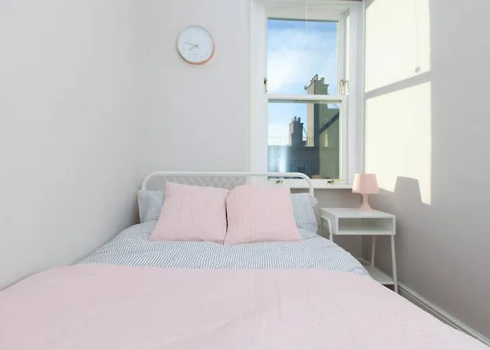 Bright And Modern Causewayside Apartment