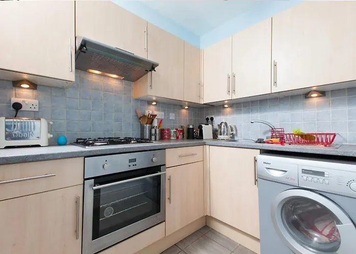 Bright And Modern Causewayside Apartment